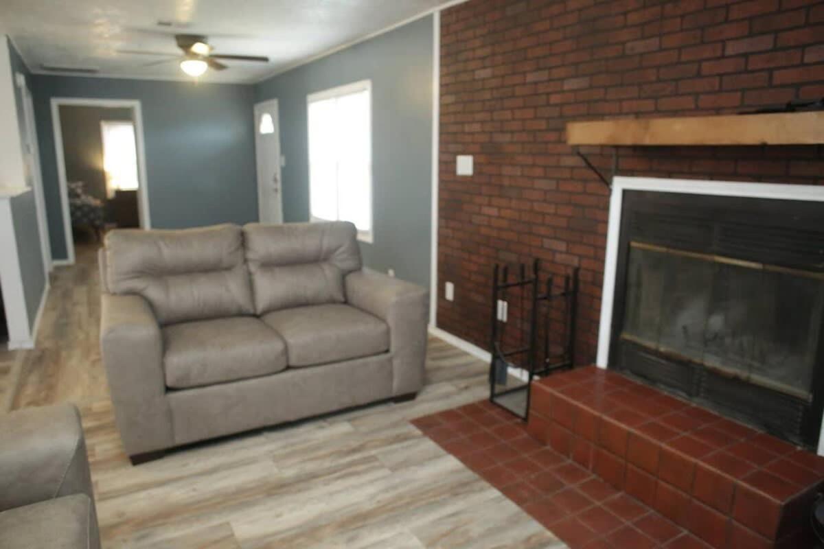 1 Bedroom With A Fireplace Close To Base Lawton Exterior photo